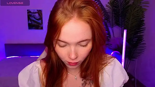 Snapshot of Maya_Light chatting on October 15, 2025, 2:01 am Maya Light online show from October 15, 2025, 2:01 am