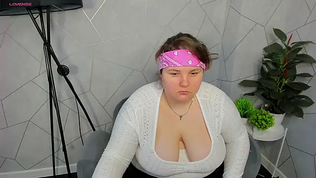 Helga Fitzgerald online show from March 12, 2025, 3:02 am
