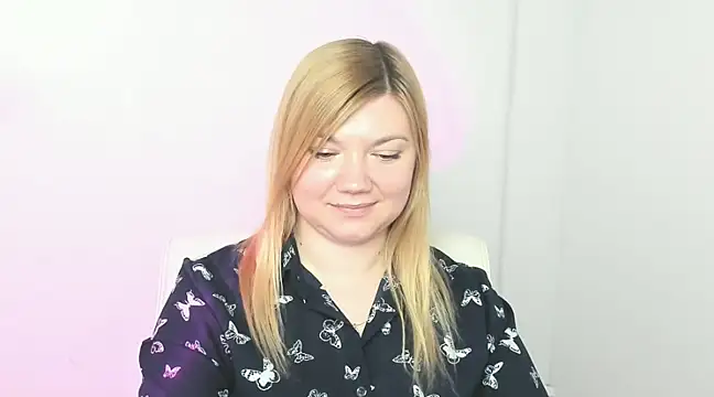 Snapshot of Lola_moree chatting on March 17, 2025, 3:29 pm Lola moree online show from March 17, 2025, 3:29 pm