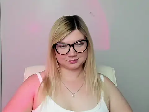 Snapshot of Lola_moree chatting on September 14, 2025, 11:42 am Lola moree online show from September 14, 2025, 11:42 am