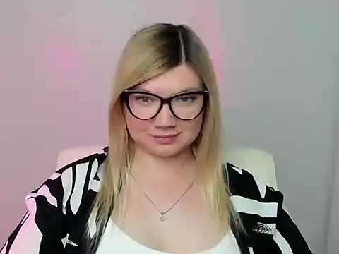 Snapshot of Lola_moree chatting on September 21, 2025, 11:34 am Lola moree online show from September 21, 2025, 11:34 am