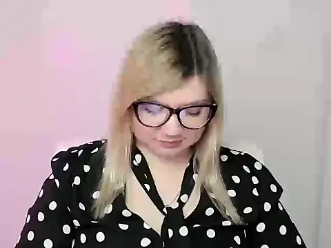 Snapshot of Lola_moree chatting on October 15, 2025, 12:05 pm Lola moree online show from October 15, 2025, 12:05 pm