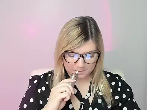 Snapshot of Lola_moree chatting on October 22, 2025, 12:16 pm Lola moree online show from October 22, 2025, 12:16 pm