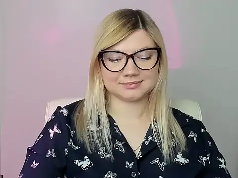 Snapshot of Lola_moree chatting on October 26, 2025, 12:55 pm Lola moree online show from October 26, 2025, 12:55 pm