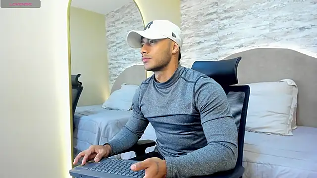 Snapshot of lennox_ray chatting on February 13, 2025, 11:50 am lennox ray online show from February 13, 2025, 11:50 am