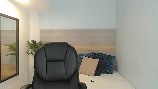 brendathompson  online show from September 12, 2025, 2:22 am