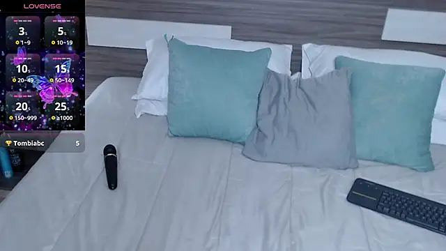 Liiamthompson online show from March 12, 2026, 9:43 pm