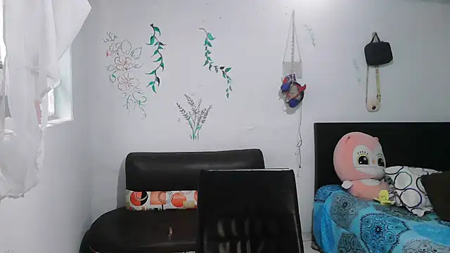 Snapshot of alexandraluv chatting on October 22, 2025, 5:45 pm alexandraluv online show from October 22, 2025, 5:45 pm