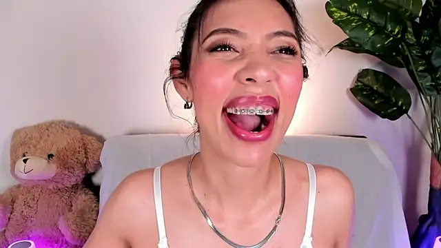 Miss veronicaa2 online show from May 8, 2026, 1:27 pm