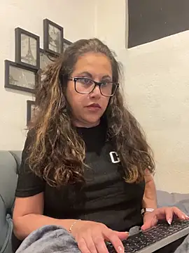 MirandaLatinaLovely online show from December 23, 2025, 3:37 am