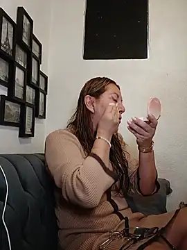 MirandaLatinaLovely online show from July 9, 2026, 4:33 pm