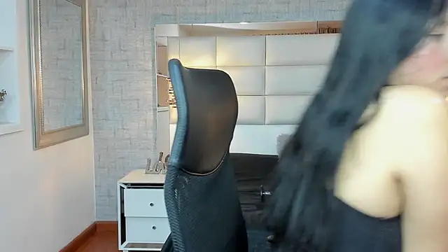 Snapshot of Nohemi_louse chatting on October 4, 2025, 7:01 pm Nohemi louse online show from October 4, 2025, 7:01 pm