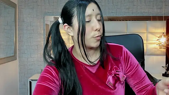 Snapshot of Nohemi_louse chatting on October 6, 2025, 7:11 pm Nohemi louse online show from October 6, 2025, 7:11 pm