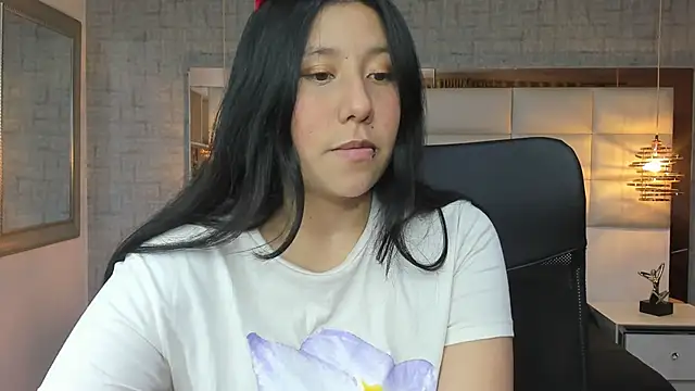 Snapshot of Nohemi_louse chatting on October 13, 2025, 6:52 pm Nohemi louse online show from October 13, 2025, 6:52 pm