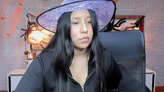 Snapshot of Nohemi_louse chatting on October 28, 2025, 7:05 pm Nohemi louse online show from October 28, 2025, 7:05 pm