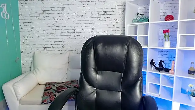 Mia ynocolucci online show from February 13, 2025, 5:54 pm