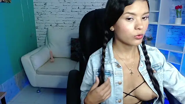 Mia ynocolucci online show from February 14, 2025, 3:11 am