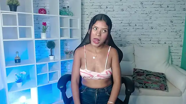 Mia ynocolucci online show from February 20, 2025, 11:32 pm