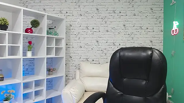 Mia ynocolucci online show from March 8, 2025, 11:39 pm