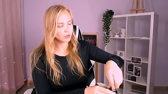 VeronicaAndersen online show from September 9, 2025, 3:39 am