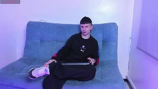 Stivarfox21 online show from February 5, 2025, 8:57 pm