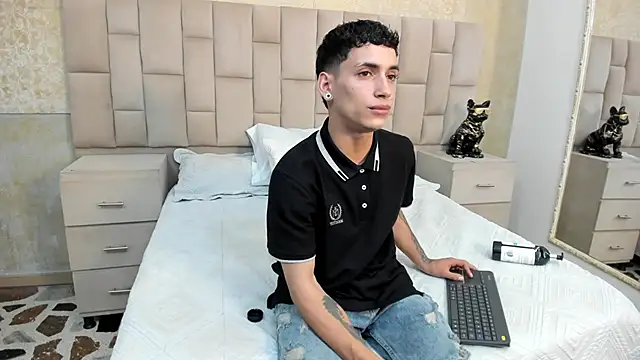 JhoanLeandro online show from October 13, 2025, 10:10 pm