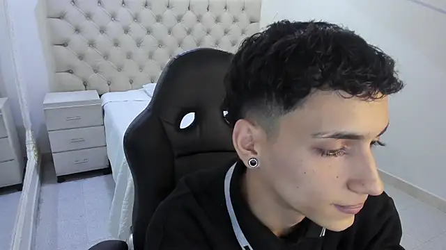 JhoanLeandro online show from January 13, 2026, 4:51 am