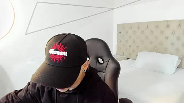 JhoanLeandro online show from February 17, 2026, 4:09 am