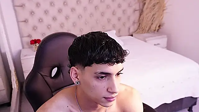 JhoanLeandro online show from June 17, 2026, 4:37 am