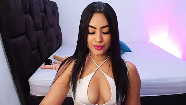 samyrosss6 online show from February 5, 2025, 9:18 pm