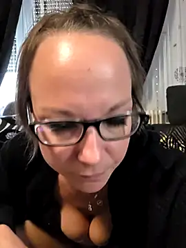 Fuxy-love69 online show from May 11, 2026, 4:04 pm