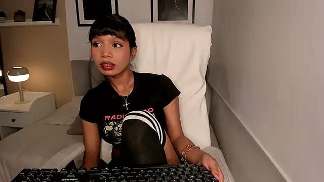 Snapshot of Gigi_Strawberry chatting on October 16, 2025, 4:46 am Gigi Strawberry online show from October 16, 2025, 4:46 am