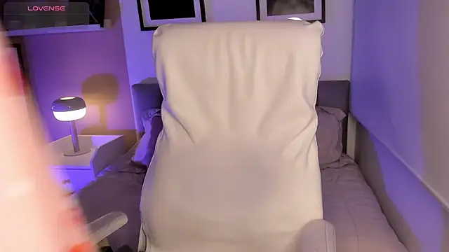 Snapshot of Gigi_Strawberry chatting on October 18, 2025, 5:21 am Gigi Strawberry online show from October 18, 2025, 5:21 am