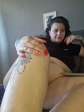 Snapshot of CannabisQueenn chatting on June 19, 2026, 8:29 am CannabisQueenn online show from June 19, 2026, 8:29 am