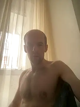 LynnAhNight online show from September 28, 2025, 4:40 am