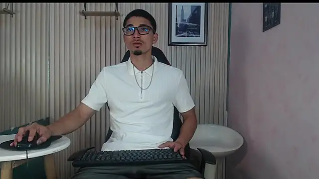 Snapshot of Becker2_ chatting on December 18, 2025, 11:55 pm Becker2 online show from December 18, 2025, 11:55 pm