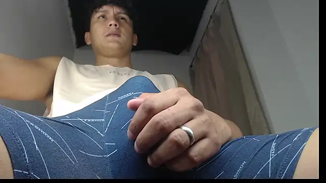 Snapshot of lolplipiwg chatting on February 19, 2026, 6:37 pm lolplipiwg online show from February 19, 2026, 6:37 pm