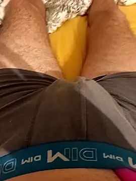 Snapshot of Dam70 chatting on October 3, 2025, 8:28 pm Dam70 online show from October 3, 2025, 8:28 pm