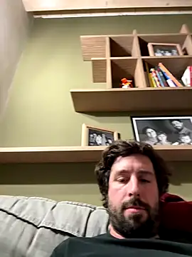 Snapshot of Ovett086 chatting on December 14, 2025, 2:06 am Ovett086 online show from December 14, 2025, 2:06 am