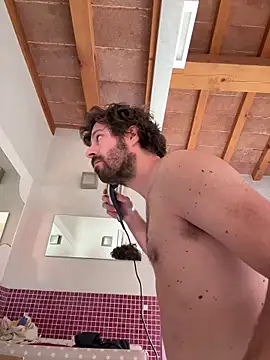 Snapshot of Ovett086 chatting on April 11, 2026, 8:18 am Ovett086 online show from April 11, 2026, 8:18 am