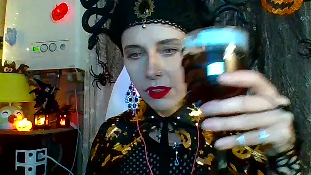 Snapshot of LuminousLady chatting on October 31, 2025, 6:20 pm LuminousLady online show from October 31, 2025, 6:20 pm