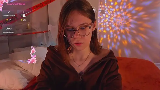 Mia Luw online show from November 1, 2025, 3:52 am