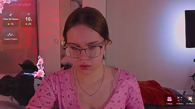 Mia Luw online show from November 12, 2025, 3:40 am