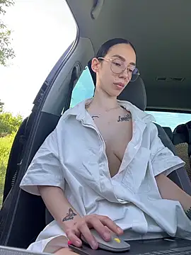 Celine Roxelle online show from May 15, 2026, 1:40 pm