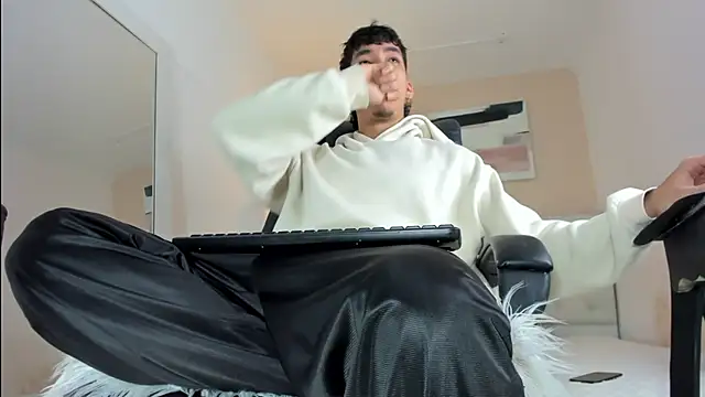 ISAAC CRYSTON online show from December 22, 2025, 7:55 pm