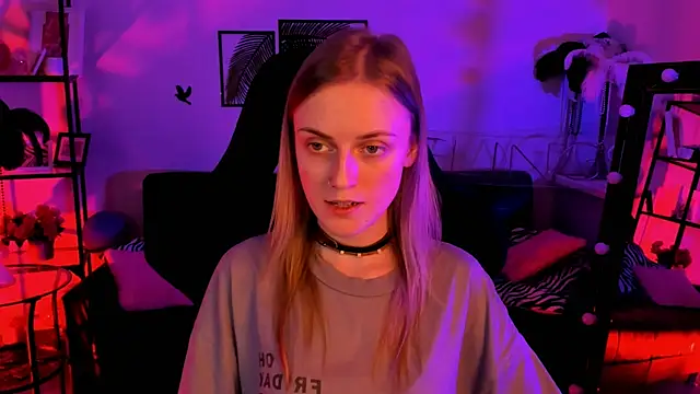 Snapshot of KiraMontoya chatting on February 18, 2025, 9:20 pm KiraMontoya online show from February 18, 2025, 9:20 pm