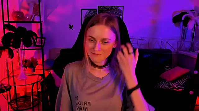 Snapshot of KiraMontoya chatting on February 19, 2025, 12:25 am KiraMontoya online show from February 19, 2025, 12:25 am