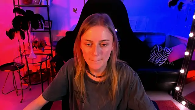 Snapshot of KiraMontoya chatting on February 21, 2025, 5:42 pm KiraMontoya online show from February 21, 2025, 5:42 pm