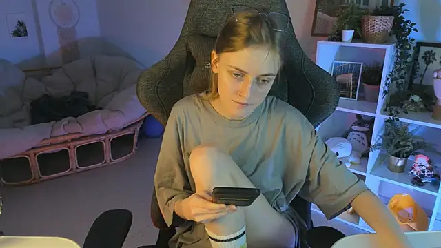 Snapshot of KiraMontoya chatting on March 2, 2025, 2:10 pm KiraMontoya online show from March 2, 2025, 2:10 pm