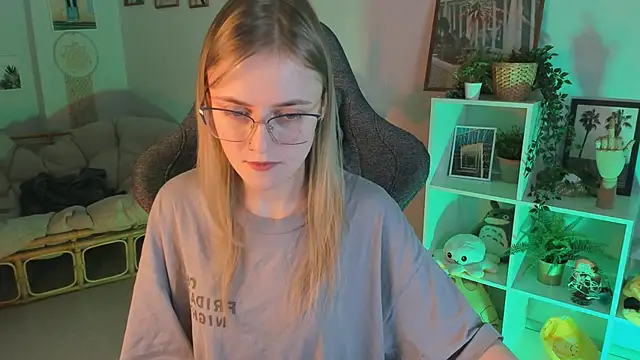 Snapshot of KiraMontoya chatting on March 2, 2025, 9:11 pm KiraMontoya online show from March 2, 2025, 9:11 pm